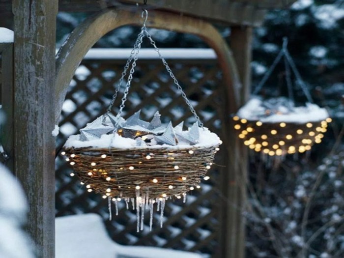 How to make a diy outdoor holiday decoration